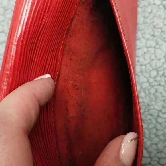 LOUIS VUITTON Epi Art Deco Clutch Red on chain - Picture 15 of 16